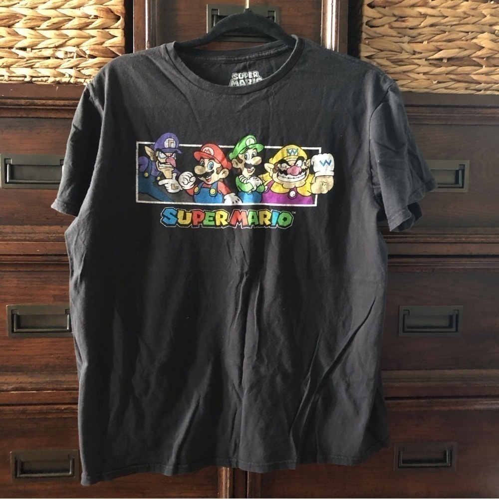 Mario Brothers black short sleeve graphic tee in size L